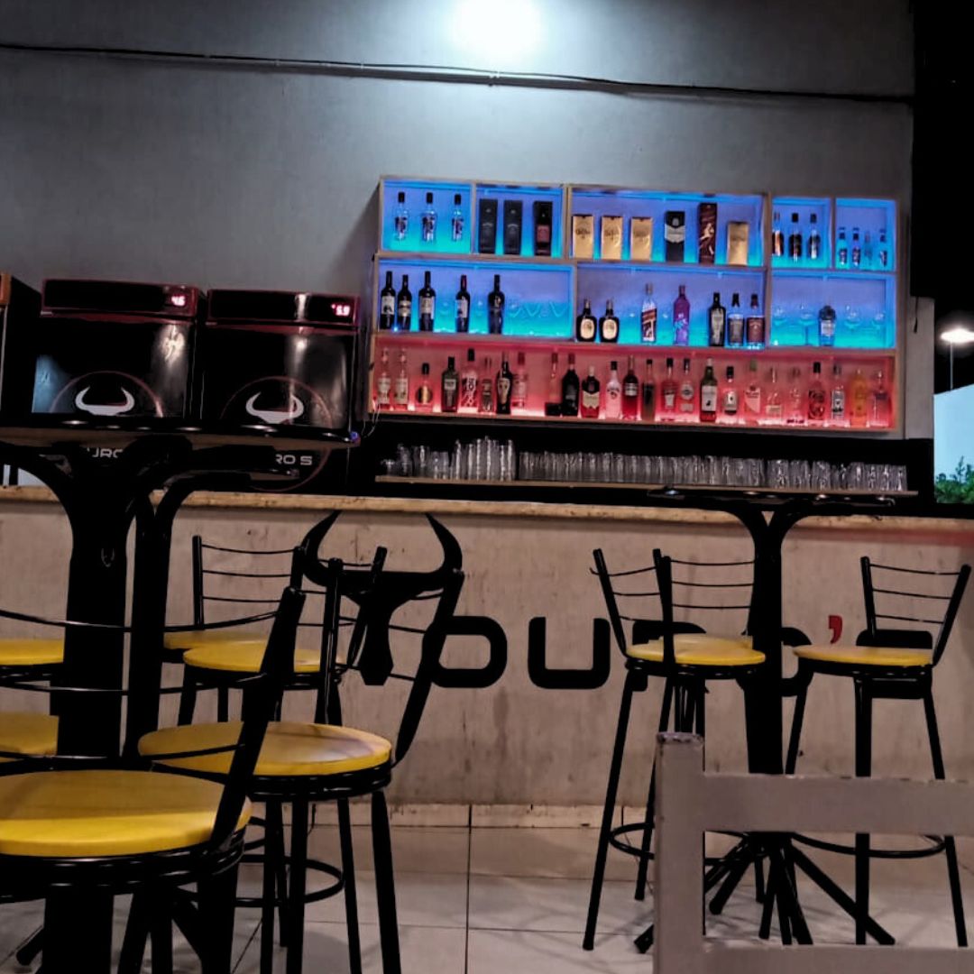 Mesa com pizza e drinks